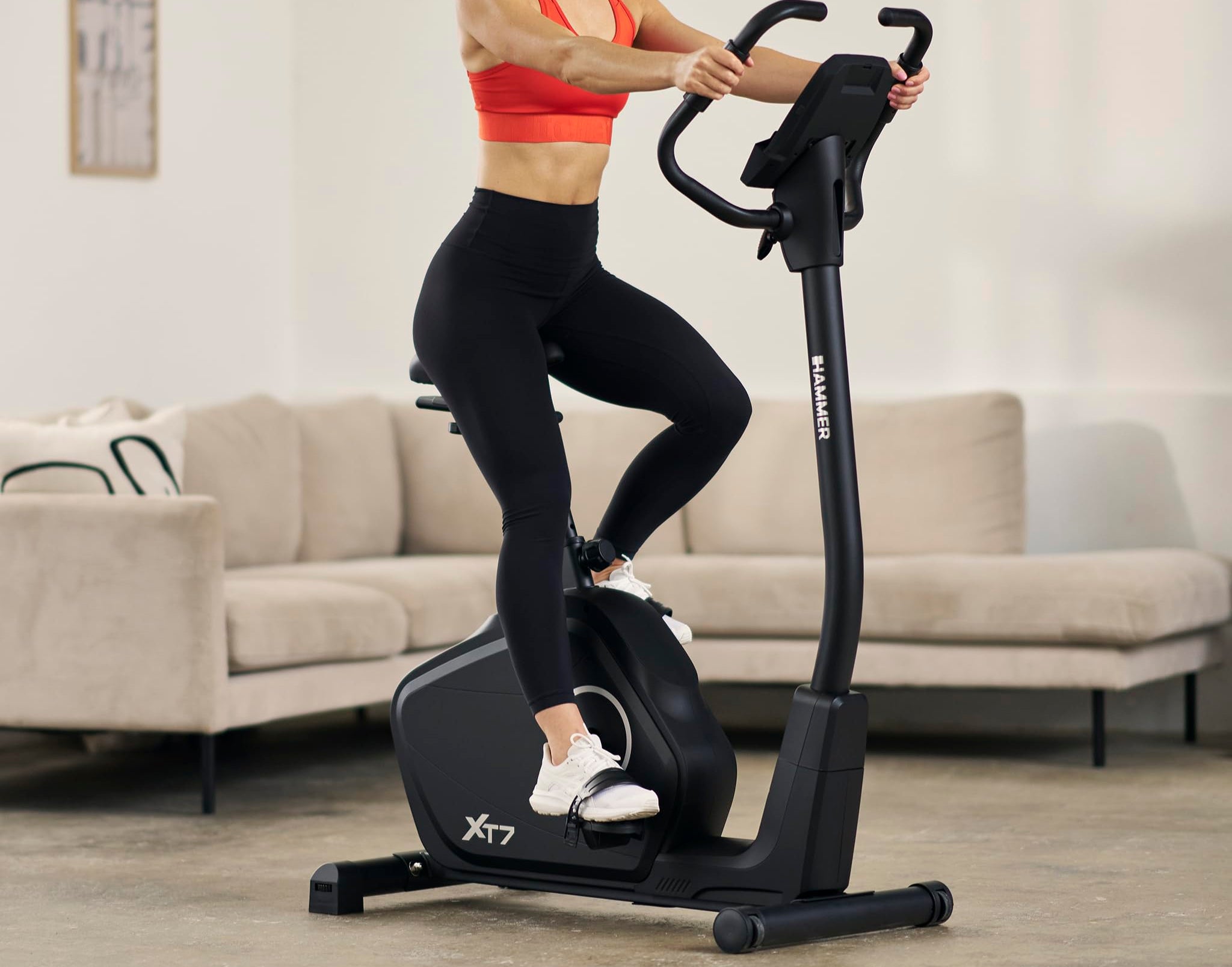 HAMMER Ergometer Cardio XT7 – leiser Heimtrainer für Zuhause mit tiefem Einstieg, App Kompatibel mit Kinomap, 8 kg Schwungmassensystem, 24 Programme, Hometrainer Fahrrad bis 130 kg